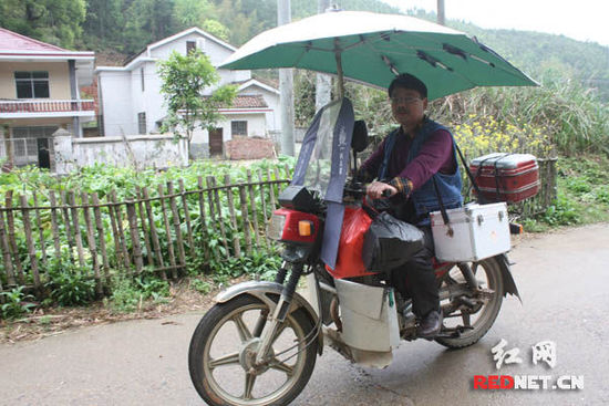 李石清出诊归来。