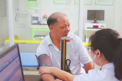 公办卫生所里，医生为群众诊疗。
